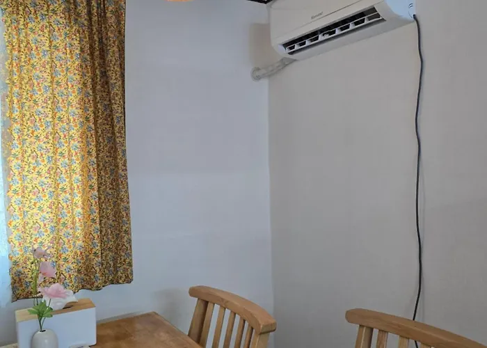 Retro House - Foreigners Only Apartment *